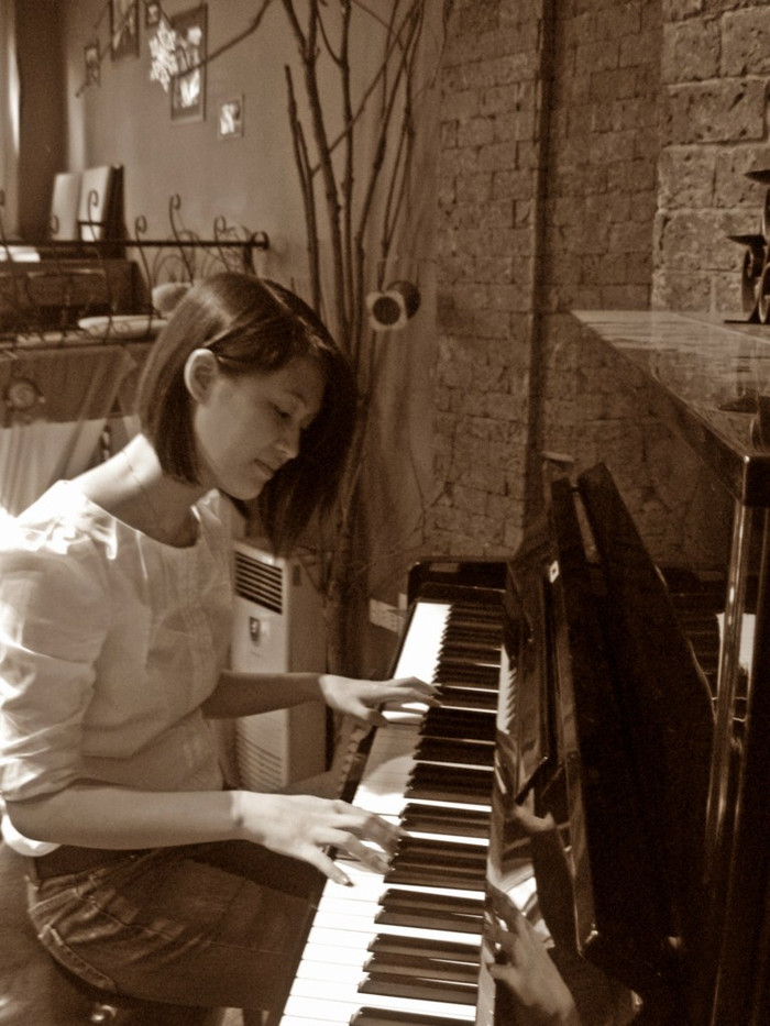 Hòa đồng, vui vẻ và đôi khi pha chút khiếu hài hước là điều hay bắt gặp ở con người Linh. Hòa đồng, vui vẻ và đôi khi pha chút khiếu hài hước là điều hay bắt gặp ở con người Linh.