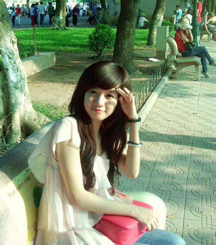 Hồng Ngọc tâm sự: "Tôi đơn giản nhưng cũng rất phức tạp. Tôi thích những cơn mưa dài vô tận... để cảm nhận một vòng tay ấm áp yêu thương. Tôi yêu cuộc sống gia đình và không ngừng tìm kiếm nó. Cũng như bạn- tôi muốn yêu và được yêu..."