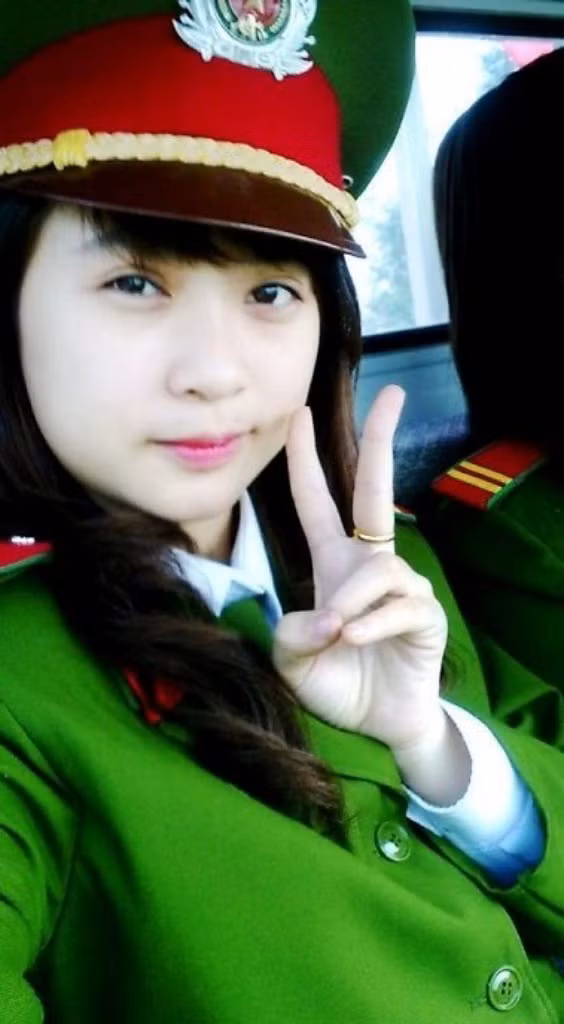 Thùy Linh quan niệm:"Chẳng có gì là hoàn hảo và cũng chẳng có ai là hoàn thiện, cuộc sống này cũng vậy, nhiều thứ không tròn trịa lắm. Bản thân mình cũng chỉ là một người bình thường, có một cuộc sống bình thường nhưng mình luôn cảm thấy vui và hạnh phúc vì những điều bình thường như thế. Ai cũng có những điểm sáng và góc tối, hãy luôn cố gắng hết sức mình và phát huy những điểm sáng của bản thân"