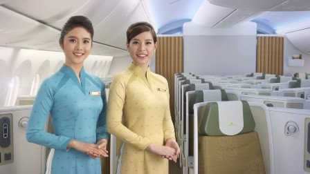 Bộ đồng phục mới của tiếp viên Vietnam Airlines, kiểu dáng và màu sắc khác biệt hoàn toàn so với 15 năm qua. Bộ đồng phục mới của tiếp viên Vietnam Airlines, kiểu dáng và màu sắc khác biệt hoàn toàn so với 15 năm qua.