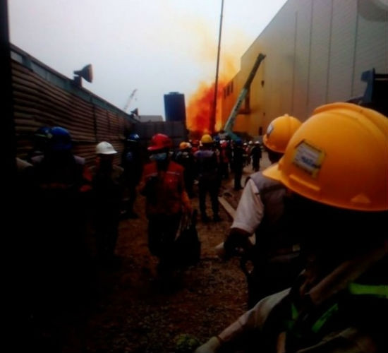 Hóa chất rò rỉ ra không trung. Hóa chất rò rỉ ra không trung.