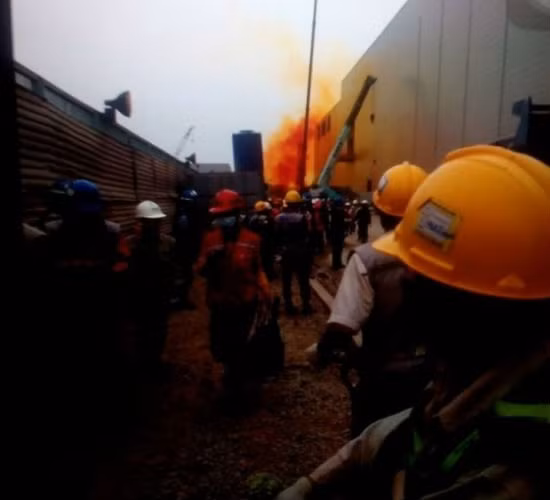 Hóa chất rò rỉ ra không trung.