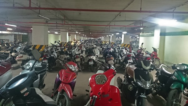 Nhiều xe để tại tầng hầm TTTM Nhiều xe để tại tầng hầm TTTM