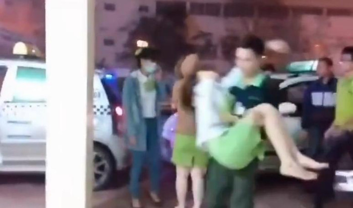 Cảnh vội vã đưa nạn nhân đi cấp cứu.