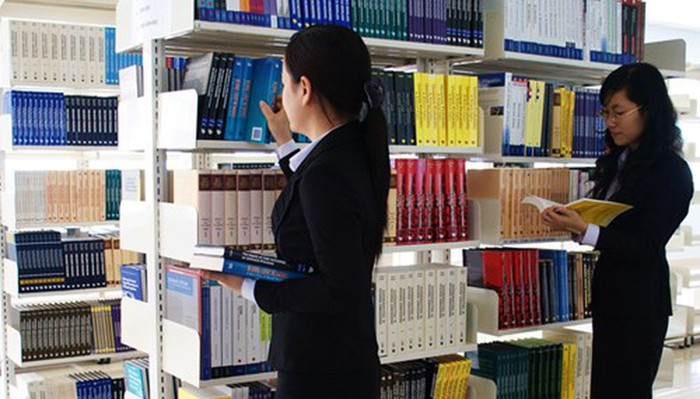 Nhân viên nhà trường hiện đang xếp ngạch khác với giáo viên (Ảnh minh họa: baochinhphu.vn) Nhân viên nhà trường hiện đang xếp ngạch khác với giáo viên (Ảnh minh họa: baochinhphu.vn)