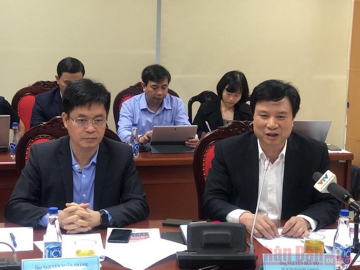 Thứ trưởng Bộ giáo dục và Đào tạo Nguyễn Hữu Độ trong buổi tọa đàm (Ảnh: Báo Nhân dân)