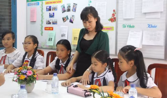 Tìm đâu ra thầy cô tiểu học toàn năng hơn cả máy móc? ảnh 2