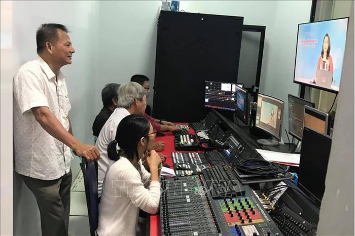 Sở Giáo dục phối hợp với Đài Phát thanh và Truyền hình tỉnh Đồng Nai ghi hình bài giảng của giáo viên (Ảnh minh họa: TTXVN) Sở Giáo dục phối hợp với Đài Phát thanh và Truyền hình tỉnh Đồng Nai ghi hình bài giảng của giáo viên (Ảnh minh họa: TTXVN)