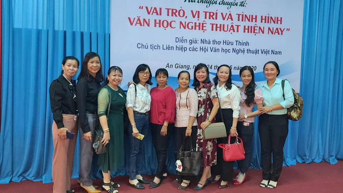 Những giáo viên Ngữ văn chụp ảnh lưu niệm trong buổi giao lưu (Ảnh: CTV) Những giáo viên Ngữ văn chụp ảnh lưu niệm trong buổi giao lưu (Ảnh: CTV)