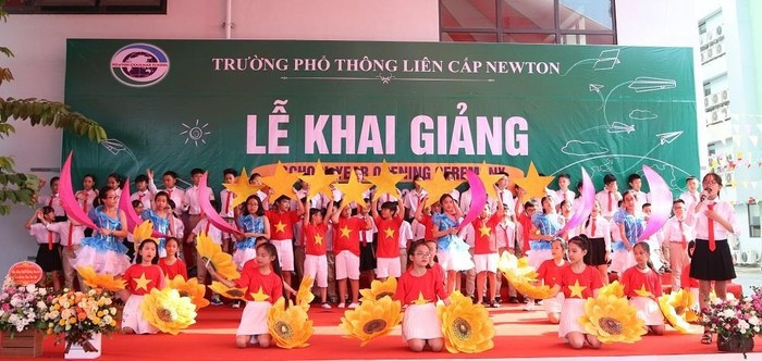 Hy vọng năm học tới đây học sinh sẽ khai giảng xong rồi mới vào học chính thức (Ảnh minh họa trên giaoduc.net.vn) Hy vọng năm học tới đây học sinh sẽ khai giảng xong rồi mới vào học chính thức (Ảnh minh họa trên giaoduc.net.vn)