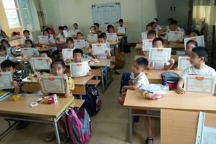 Hình ảnh em học sinh ngồi đầu bàn không được khen thưởng trở nên lẻ loi trong lớp (Ảnh minh họa: Báo Lao động) Hình ảnh em học sinh ngồi đầu bàn không được khen thưởng trở nên lẻ loi trong lớp (Ảnh minh họa: Báo Lao động)