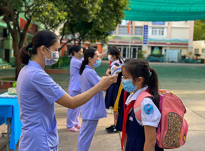 Khi các trường học đang còn phải đo thân nhiệt hàng ngày để đề phòng dịch bệnh thì chỉ nên dạy chính khóa: (Ảnh minh họa: P.L) Khi các trường học đang còn phải đo thân nhiệt hàng ngày để đề phòng dịch bệnh thì chỉ nên dạy chính khóa: (Ảnh minh họa: P.L)