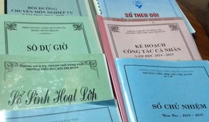 Nhiều trường học vẫn quy định thêm các loại hồ sơ sổ sách cho giáo viên (Ảnh minh họa: Thuvienphapluat.vn) Nhiều trường học vẫn quy định thêm các loại hồ sơ sổ sách cho giáo viên (Ảnh minh họa: Thuvienphapluat.vn)