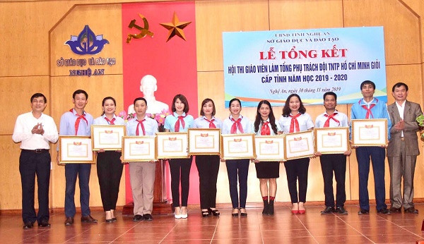 Quyền lợi đãi ngộ đối với giáo viên Tổng phụ trách Đội hiện nay chưa tương xứng (Ảnh minh họa: Báo Nghệ An) Quyền lợi đãi ngộ đối với giáo viên Tổng phụ trách Đội hiện nay chưa tương xứng (Ảnh minh họa: Báo Nghệ An)