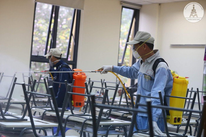 Các trường học đã và đang làm vệ sinh, khử trùng thì việc dạy thêm ở một số trung tâm, và ở nhà thầy cô vẫn đang diễn ra (Ảnh minh họa trên giaoduc.net.vn) Các trường học đã và đang làm vệ sinh, khử trùng thì việc dạy thêm ở một số trung tâm, và ở nhà thầy cô vẫn đang diễn ra (Ảnh minh họa trên giaoduc.net.vn)