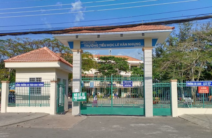 Trường Tiểu học Lê Văn Nhung- nơi xảy ra sự việc (Ảnh tác giả) Trường Tiểu học Lê Văn Nhung- nơi xảy ra sự việc (Ảnh tác giả)