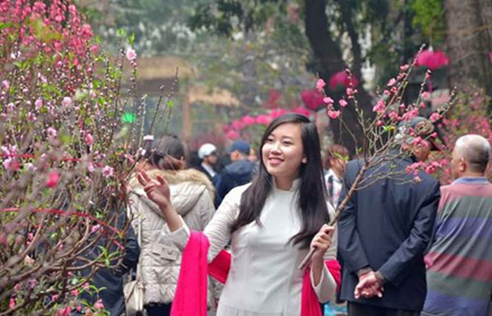 Những phiên chợ Tết luôn hiện hữu những ký ức đẹp trong lòng mọi người. (Ảnh minh họa: Báo Tiền phong)