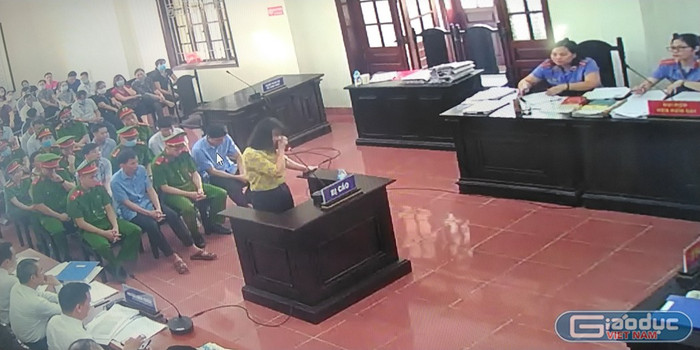 Một số bị cáo đã khóc trong phiên tòa xét xử ở Hòa Bình (Ảnh: L.C) Một số bị cáo đã khóc trong phiên tòa xét xử ở Hòa Bình (Ảnh: L.C)