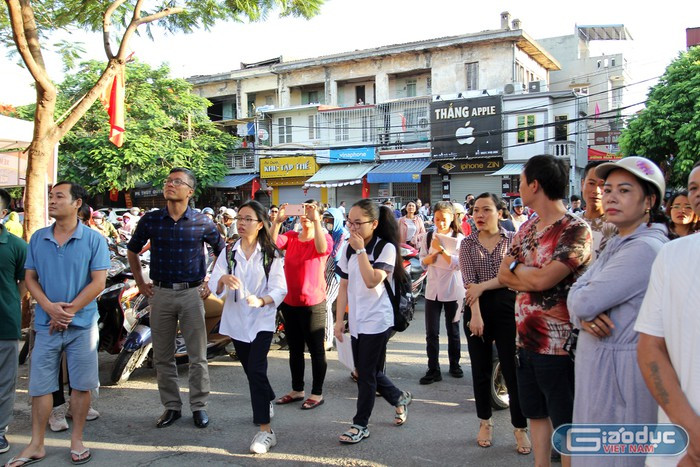 Học sinh và phụ huynh đều rất căng thẳng trong kỳ thi tuyển sinh 10 (Ảnh minh họa: Lã Tiến) Học sinh và phụ huynh đều rất căng thẳng trong kỳ thi tuyển sinh 10 (Ảnh minh họa: Lã Tiến)