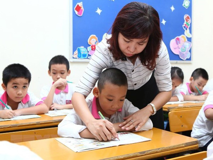 Hình ảnh thầy cô vẫn tận tụy trong những giờ lên lớp (Ảnh minh họa: TTXVN) Hình ảnh thầy cô vẫn tận tụy trong những giờ lên lớp (Ảnh minh họa: TTXVN)