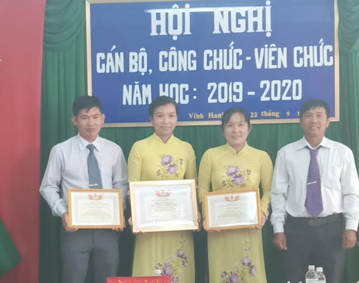 Thầy Lê Hồng Phúc (người đứng ngoài cùng, bên trái) trong một lần nhận giấy khen (Ảnh: nhân vật cung cấp) Thầy Lê Hồng Phúc (người đứng ngoài cùng, bên trái) trong một lần nhận giấy khen (Ảnh: nhân vật cung cấp)