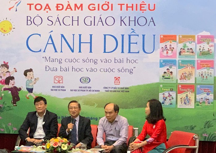 Giáo sư Nguyễn Minh Thuyết (người thứ 2 từ trái sang) đang giới thiệu về bộ sách Cánh Diều (Ảnh: Thùy Linh) Giáo sư Nguyễn Minh Thuyết (người thứ 2 từ trái sang) đang giới thiệu về bộ sách Cánh Diều (Ảnh: Thùy Linh)