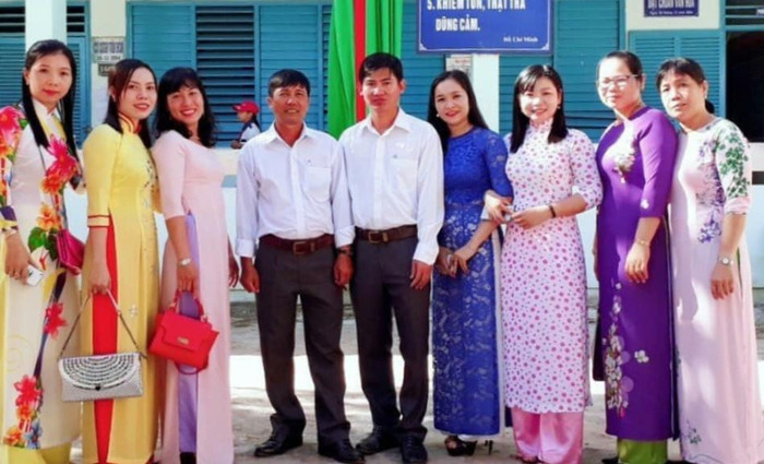 Thầy Phúc (người thứ 5 từ bên trái qua) cùng các đồng nghiệp trong trường Thầy Phúc (người thứ 5 từ bên trái qua) cùng các đồng nghiệp trong trường