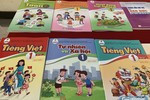Chọn sách giáo khoa lớp 1 cũng cần phải tính đến việc mua sách của phụ huynh