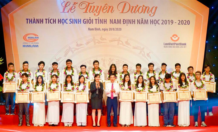Tỉnh Nam Định tổ chức tuyên dương học sinh giỏi ngày 20/8 vừa qua (Ảnh: Trường Trung học phổ thông chuyên Lê Hồng Phong) Tỉnh Nam Định tổ chức tuyên dương học sinh giỏi ngày 20/8 vừa qua (Ảnh: Trường Trung học phổ thông chuyên Lê Hồng Phong)