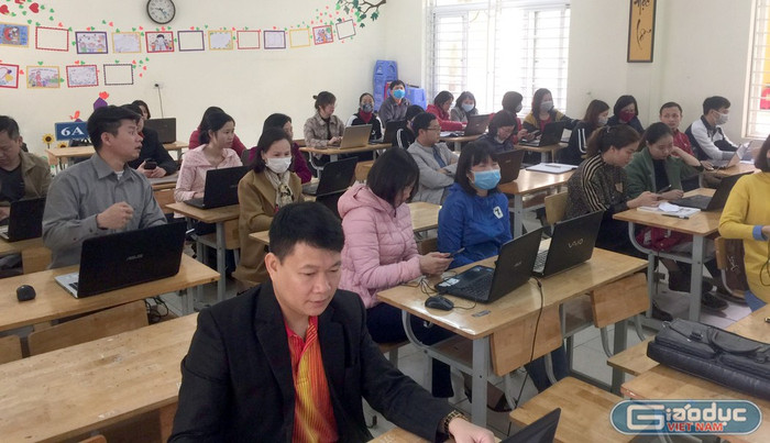 Giáo viên Thị xã Phú Thọ đang được hướng dẫn cách thực hiện bài giảng trực tuyến. (Ảnh: Phòng Giáo dục và Đào tạo Thị xã Phú Thọ) Giáo viên Thị xã Phú Thọ đang được hướng dẫn cách thực hiện bài giảng trực tuyến. (Ảnh: Phòng Giáo dục và Đào tạo Thị xã Phú Thọ)