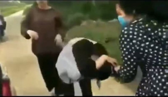 Học sinh Trường trung học phổ thông Quảng Xương 4 đánh bạn (Ảnh: Báo Lao động)