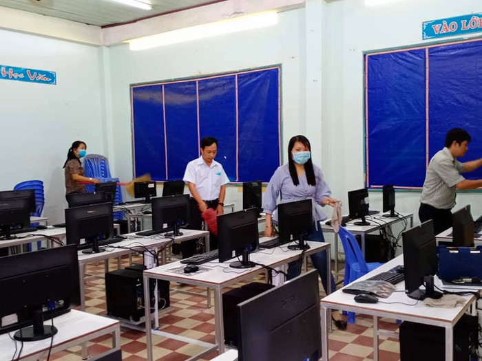 Giáo viên thực hiện việc vệ sinh phòng học trong những ngày học sinh nghỉ học (Ảnh: Khánh Văn). Giáo viên thực hiện việc vệ sinh phòng học trong những ngày học sinh nghỉ học (Ảnh: Khánh Văn).