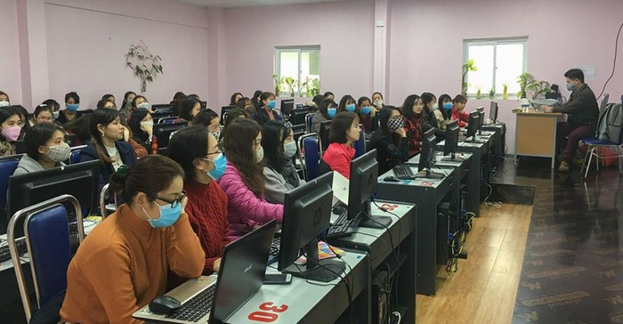 Trong lúc học sinh ở nhà, giáo viên phải đến trường tập huấn và triển khai các hoạt động dạy trực tuyến. ảnh: ngs.edu.vn Trong lúc học sinh ở nhà, giáo viên phải đến trường tập huấn và triển khai các hoạt động dạy trực tuyến. ảnh: ngs.edu.vn