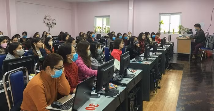 Trong lúc học sinh ở nhà, giáo viên phải đến trường tập huấn và triển khai các hoạt động dạy trực tuyến. ảnh: ngs.edu.vn Trong lúc học sinh ở nhà, giáo viên phải đến trường tập huấn và triển khai các hoạt động dạy trực tuyến. ảnh: ngs.edu.vn