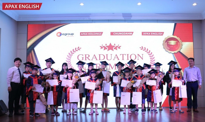 Các bạn nhỏ rạng rỡ, tươi vui trong ngày tốt nghiệp của mình. Các bạn nhỏ rạng rỡ, tươi vui trong ngày tốt nghiệp của mình.