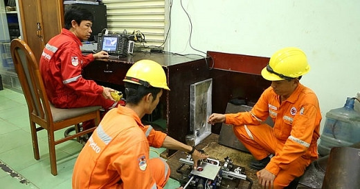 Kỹ sư Nguyễn Quang Biên làm việc với các đồng nghiệp. Kỹ sư Nguyễn Quang Biên làm việc với các đồng nghiệp.