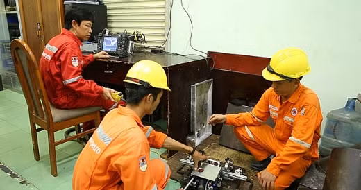 Kỹ sư Nguyễn Quang Biên làm việc với các đồng nghiệp.