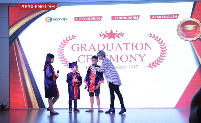 Ca sĩ Vicky Nhung đã có màn giao lưu với các khán giả nhí của mình và gửi lời chúc mừng đến các học viên xuất sắc của Apax English. Ca sĩ Vicky Nhung đã có màn giao lưu với các khán giả nhí của mình và gửi lời chúc mừng đến các học viên xuất sắc của Apax English.