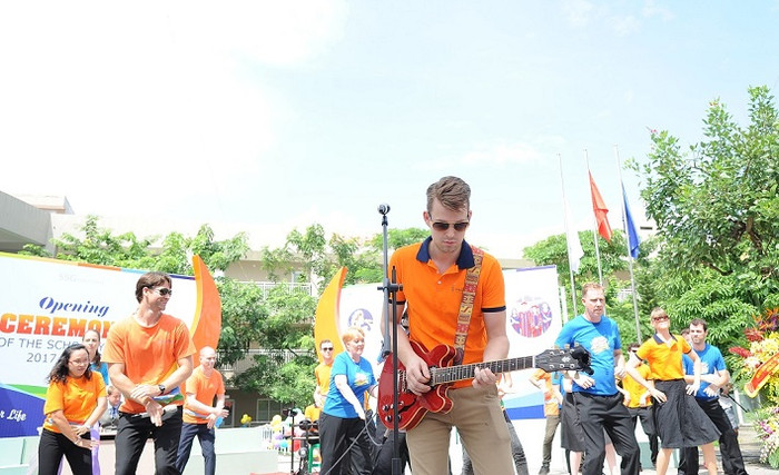 Các giáo viên nước ngoài góp phần tạo ra một lễ khai giảng đáng nhớ tại Wellspring bằng những tiết mục văn nghệ sôi động.