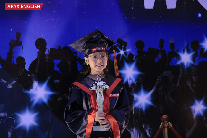 Các học viên Apax English trải nghiệm cảm giác chụp hình trên thảm đỏ Hollywood. Các học viên Apax English trải nghiệm cảm giác chụp hình trên thảm đỏ Hollywood.