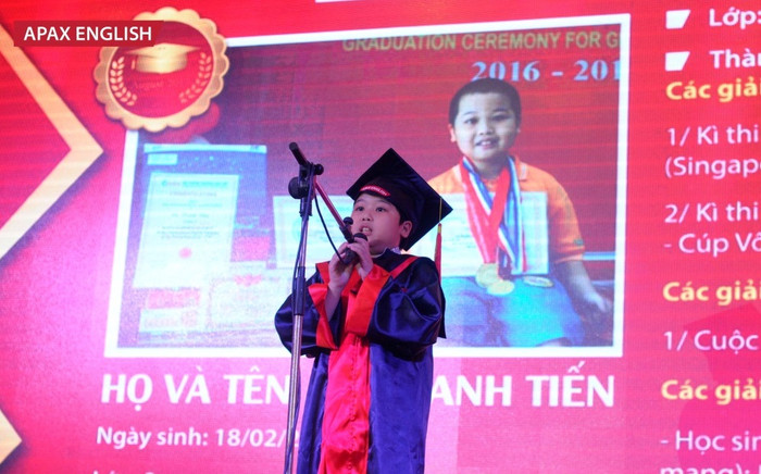 Võ Thanh Tiến – Học viên nổi bật Lớp Sprout 3, Trung tâm Apax English Phan Xích Long hào hứng chia sẻ về những kỷ niệm khi theo học tại Apax English. Võ Thanh Tiến – Học viên nổi bật Lớp Sprout 3, Trung tâm Apax English Phan Xích Long hào hứng chia sẻ về những kỷ niệm khi theo học tại Apax English.