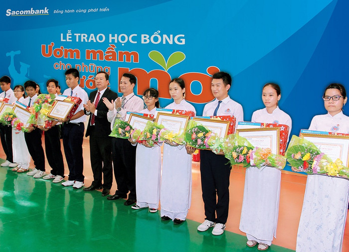 Sacombank trao tặng hơn 3.100 suất học bổng trị giá gần 4 tỷ đồng cho học sinh, sinh viên có hoàn cảnh khó khăn, vương lên đạt kết quả cao trong học tập. ảnh: MQ. Sacombank trao tặng hơn 3.100 suất học bổng trị giá gần 4 tỷ đồng cho học sinh, sinh viên có hoàn cảnh khó khăn, vương lên đạt kết quả cao trong học tập. ảnh: MQ.
