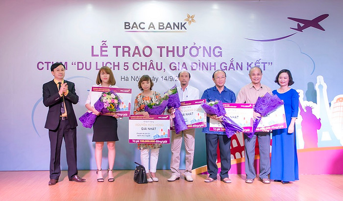 Trao thưởng cho khách hàng giành giải nhất. ảnh: VTH. Trao thưởng cho khách hàng giành giải nhất. ảnh: VTH.