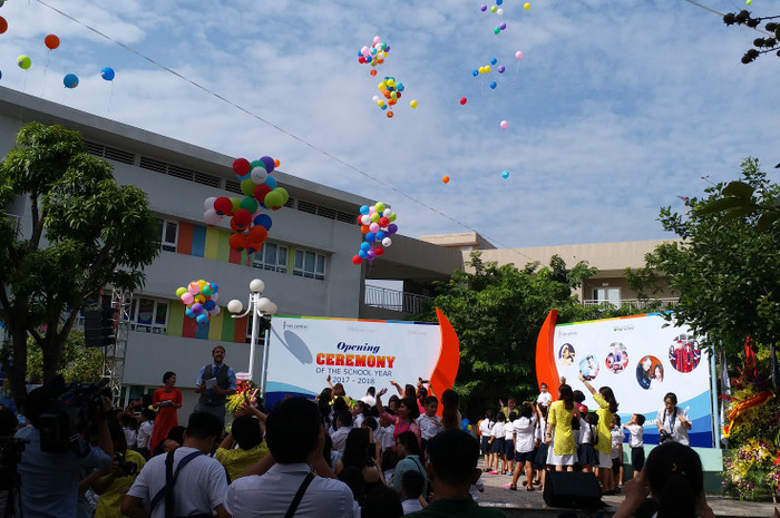 Học sinh lớp một háo hức với lễ khai giảng đầu tiên.