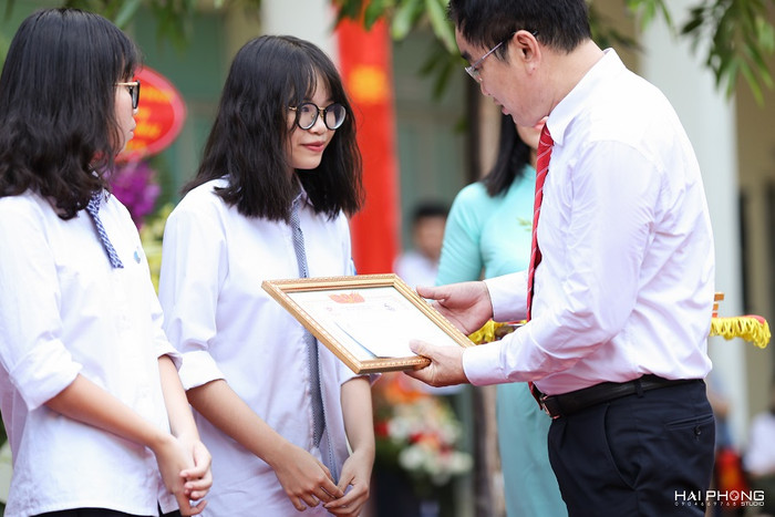 Thầy Đoàn Công Thạo: "Chúc các con hãy chăm ngoan, học giỏi và có nhiều niềm vui trong ngày lễ khai trường". ảnh: Hải Phong. Thầy Đoàn Công Thạo: "Chúc các con hãy chăm ngoan, học giỏi và có nhiều niềm vui trong ngày lễ khai trường". ảnh: Hải Phong.