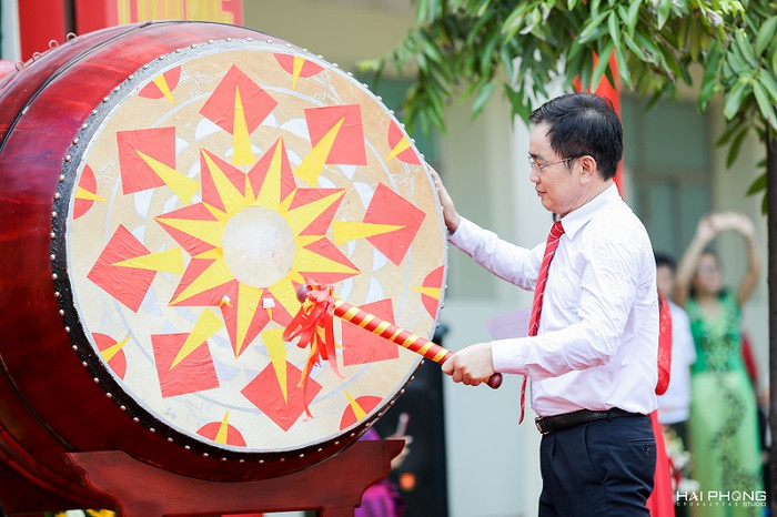Thầy Đoàn Công Thạo - Hiệu trưởng nhà trường đánh trống khai giảng năm học mới, đồng thời gửi tới các bậc phụ huynh lời chia sẻ: "Mong tất cả các quý vị hãy tiếp tục sát cánh cùng chúng tôi để rèn đức luyện tài cho các con học sinh trở thành những công dân Thủ đô hữu ích". ảnh: Hải Phong. Thầy Đoàn Công Thạo - Hiệu trưởng nhà trường đánh trống khai giảng năm học mới, đồng thời gửi tới các bậc phụ huynh lời chia sẻ: "Mong tất cả các quý vị hãy tiếp tục sát cánh cùng chúng tôi để rèn đức luyện tài cho các con học sinh trở thành những công dân Thủ đô hữu ích". ảnh: Hải Phong.