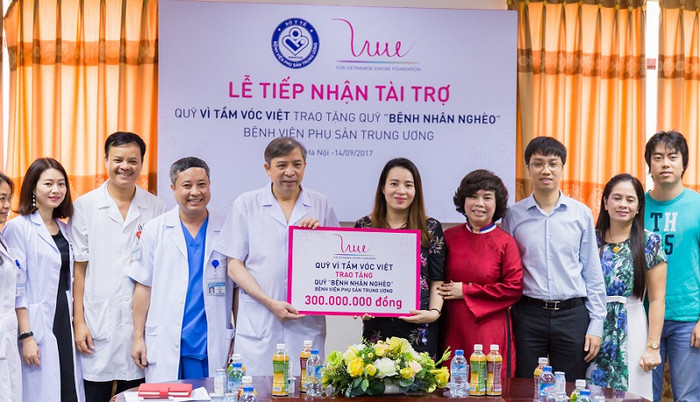 "Quỹ vì tầm vóc Việt" tặng 300 triệu đồng cho "Quỹ vì bệnh nhân nghèo" Bệnh viện phụ sản Trung ương. ảnh: THV. "Quỹ vì tầm vóc Việt" tặng 300 triệu đồng cho "Quỹ vì bệnh nhân nghèo" Bệnh viện phụ sản Trung ương. ảnh: THV.