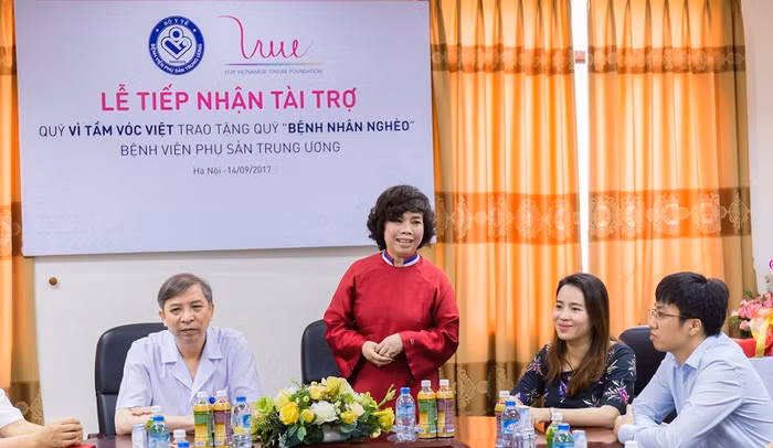 Bà Thái Hương - Chủ tịch Tập đoàn TH, Chủ tịch sáng lập Quỹ vì tầm vóc Việt, bày tỏ sự cảm thông, sẻ chia với những khó khăn với các sản phụ có hoàn cảnh khó khăn. ảnh: THV.