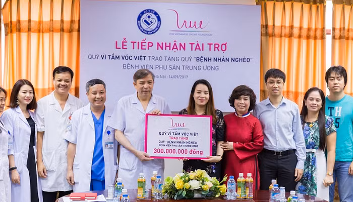 "Quỹ vì tầm vóc Việt" tặng 300 triệu đồng cho "Quỹ vì bệnh nhân nghèo" Bệnh viện phụ sản Trung ương. ảnh: THV.