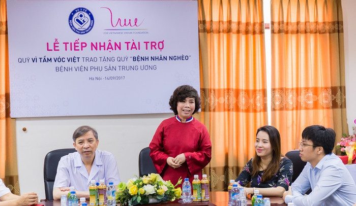 Bà Thái Hương - Chủ tịch Tập đoàn TH, Chủ tịch sáng lập Quỹ vì tầm vóc Việt, bày tỏ sự cảm thông, sẻ chia với những khó khăn với các sản phụ có hoàn cảnh khó khăn. ảnh: THV. Bà Thái Hương - Chủ tịch Tập đoàn TH, Chủ tịch sáng lập Quỹ vì tầm vóc Việt, bày tỏ sự cảm thông, sẻ chia với những khó khăn với các sản phụ có hoàn cảnh khó khăn. ảnh: THV.